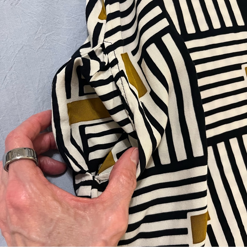Iguana Stylish Shift Dress Black, Gold and White Geometric Design. Large.‎ - Picture 9 of 10